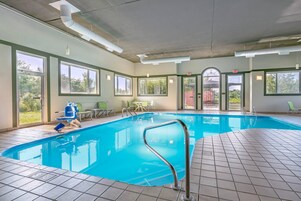 Una piscina cubierta (de 06:00 a 22:00), tumbonas