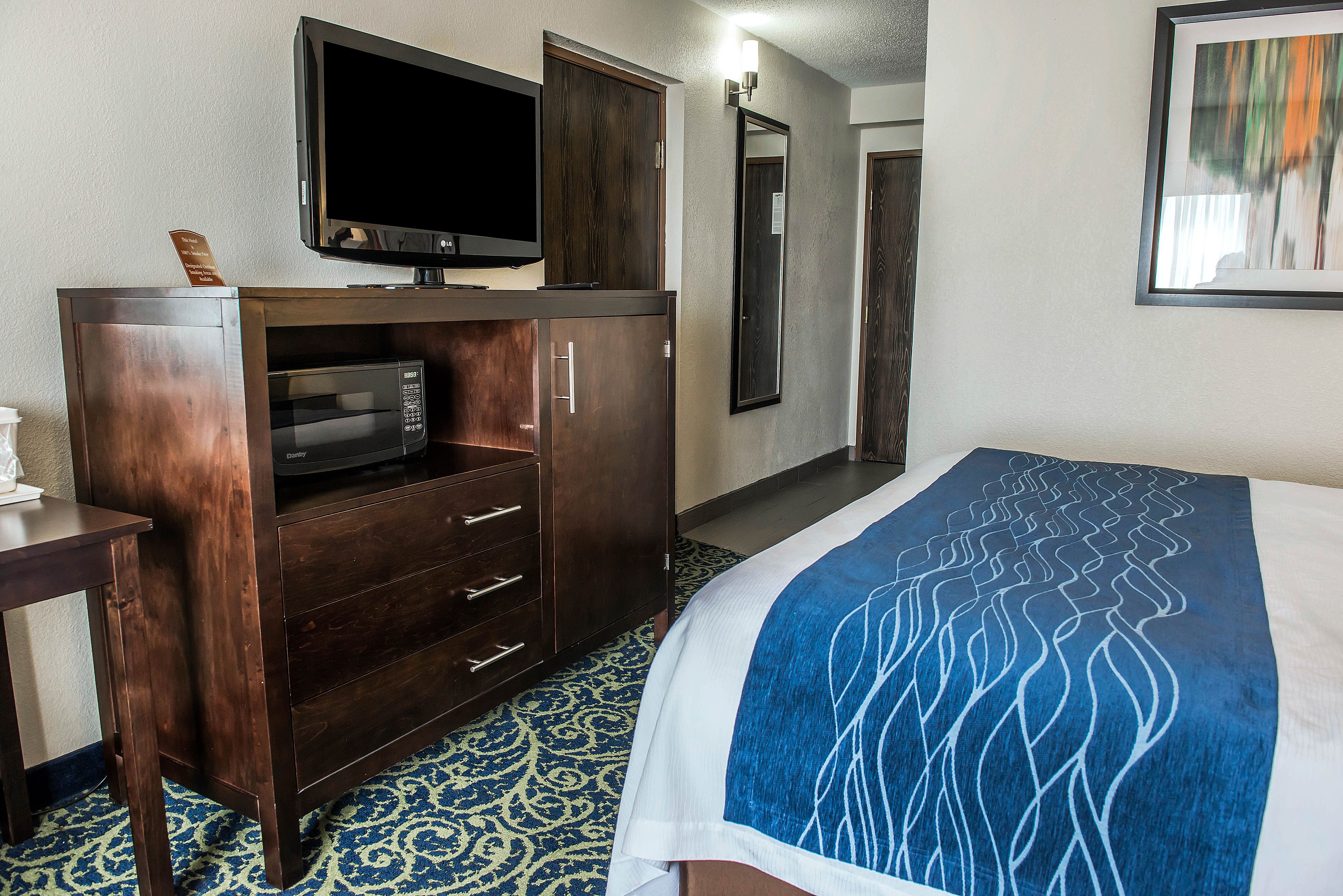 room, 1 queen bed, accessible, non smoking (accessible tub) | 1 bedroom, desk, laptop workspace, blackout curtains