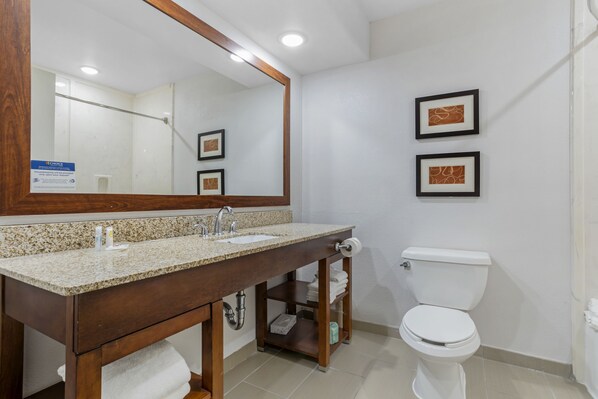 Suite, 2 camas Queen size, para no fumadores | Baño | Tina con regadera, amenidades de baño gratuitas, secadora de cabello 