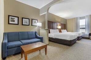 Camas con pillow-top, escritorio y cortinas blackout 