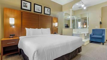 Suite, 1 letto king con divano letto, accessibile ai disabili, non fumatori | Materassi a doppio strato, una scrivania, tende oscuranti
