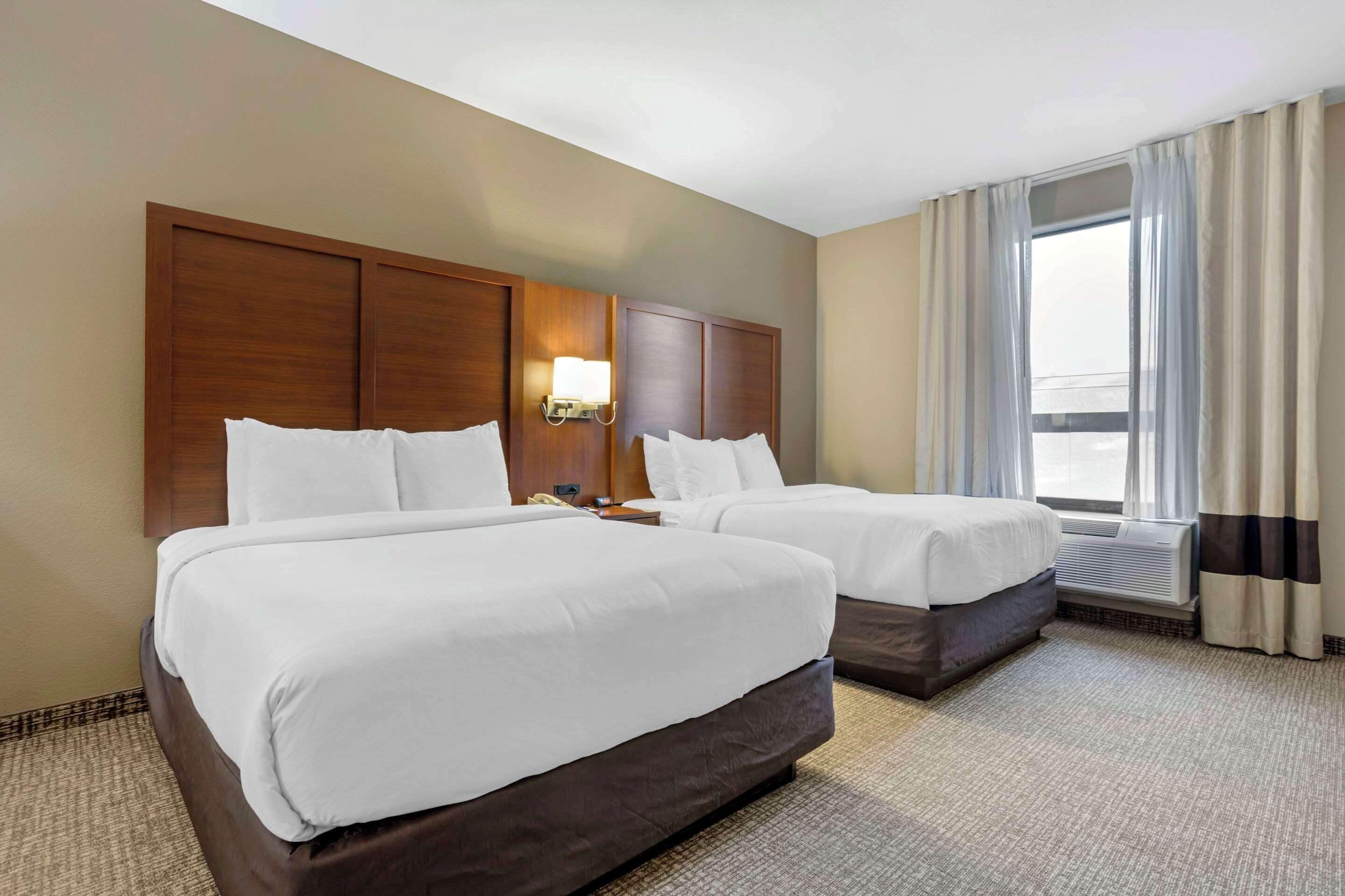 Surmatelas, bureau, rideaux occultants, fer et planche à repasser