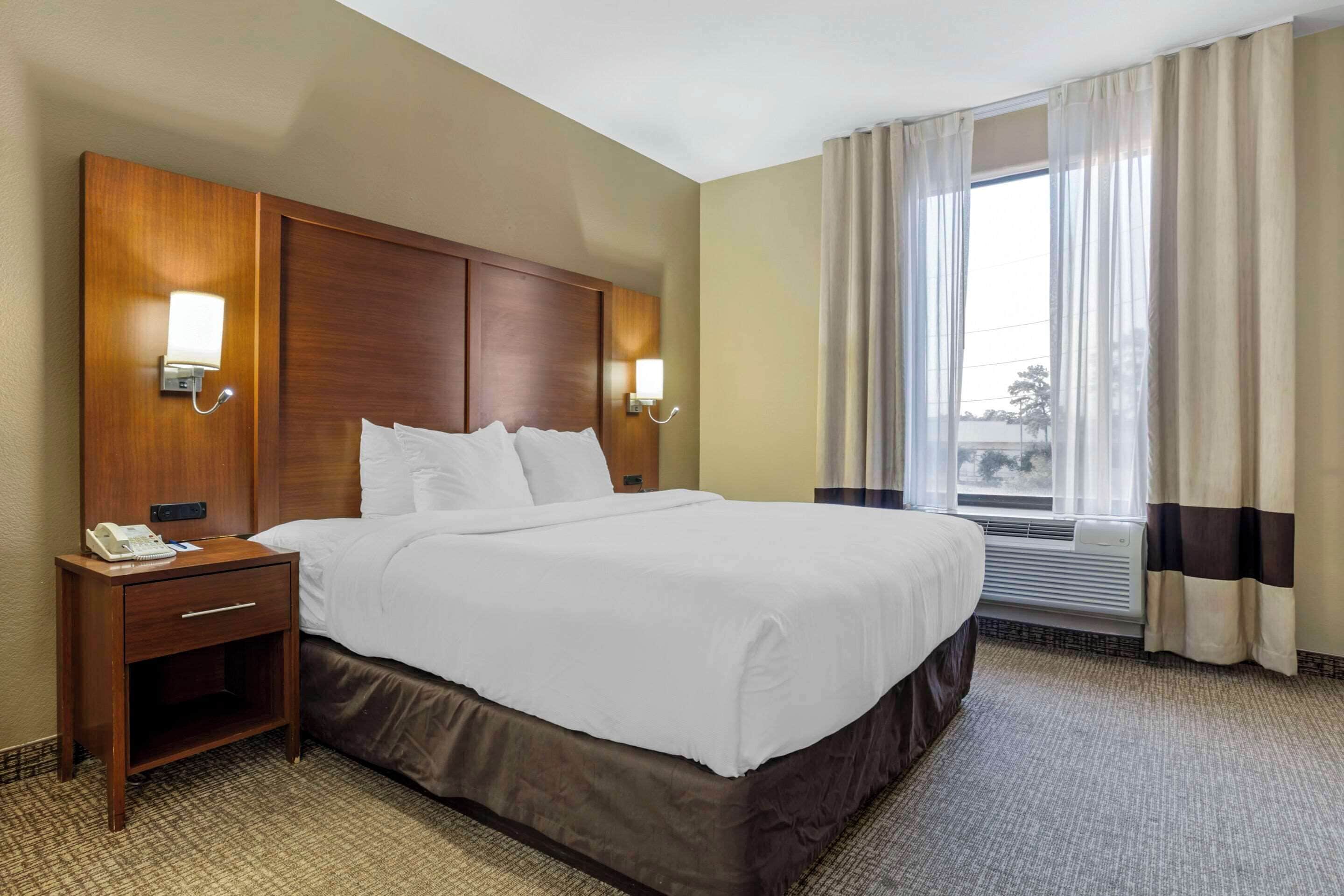 Surmatelas, bureau, rideaux occultants, fer et planche à repasser