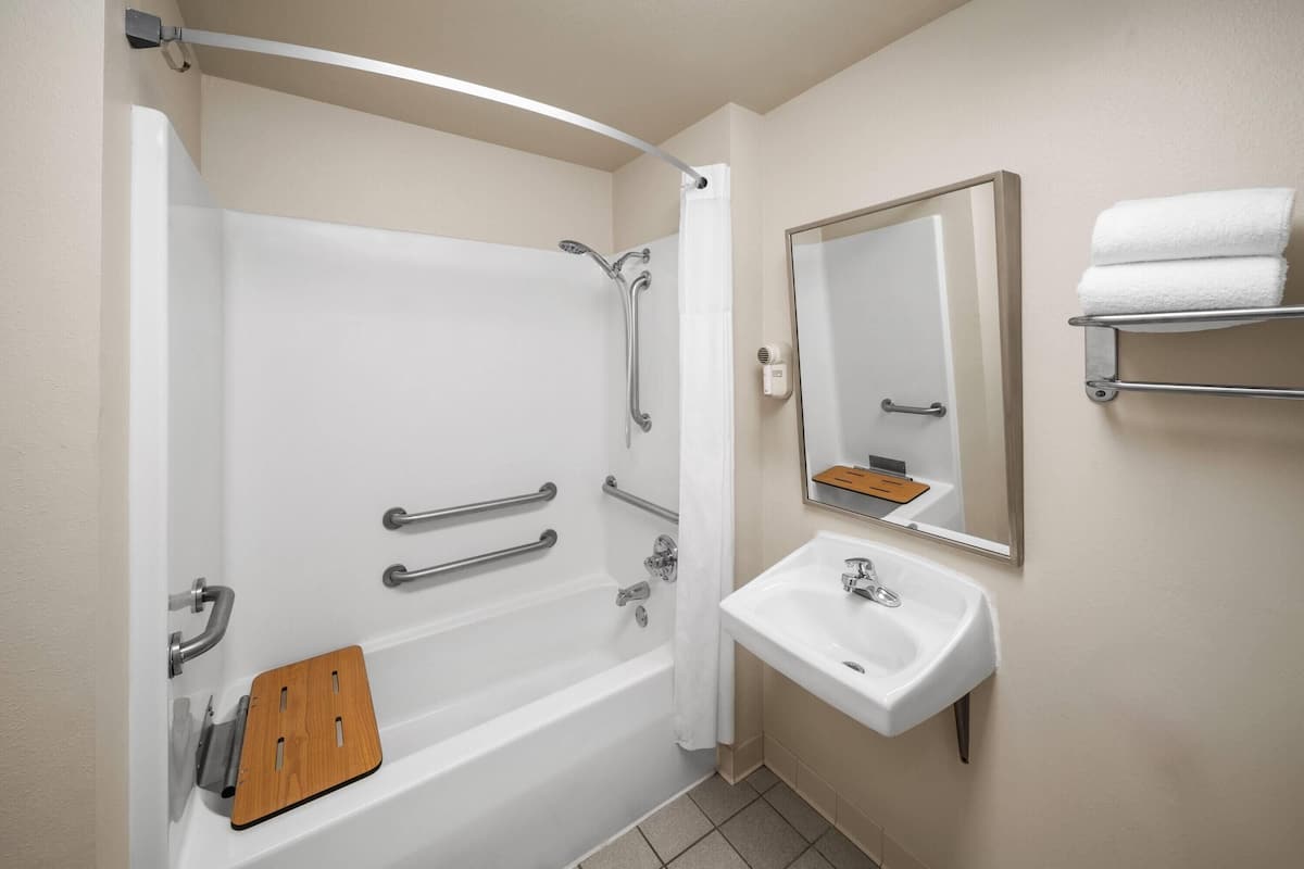 Habitación, 1 cama Queen size, con acceso para personas discapacitadas | Baño para personas con discapacidad