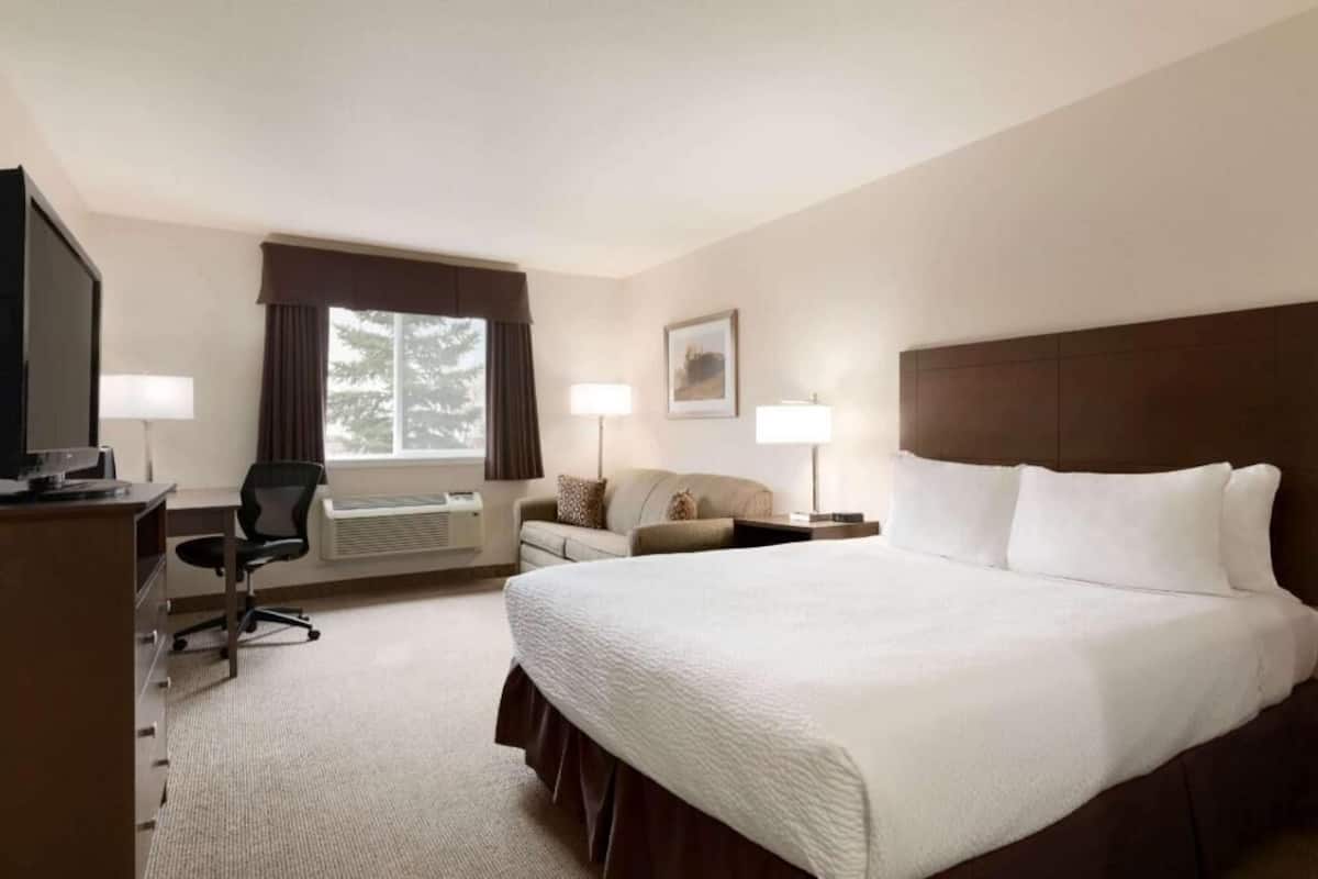 Pillowtop beds, individually decorated, individually furnished, desk