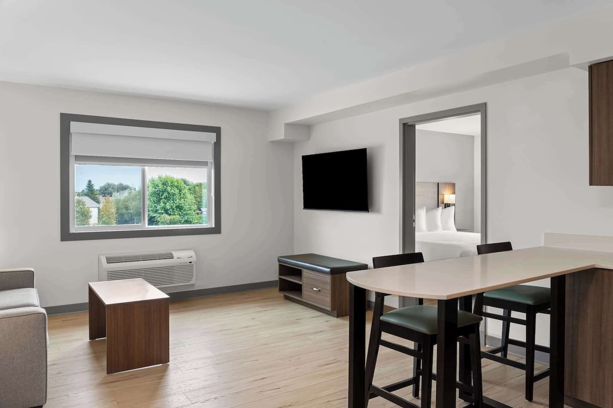 1 King Bed, 1-Bedroom Suite, Kitchenette, Non-Smoking | Vardagsrum | Smart-tv