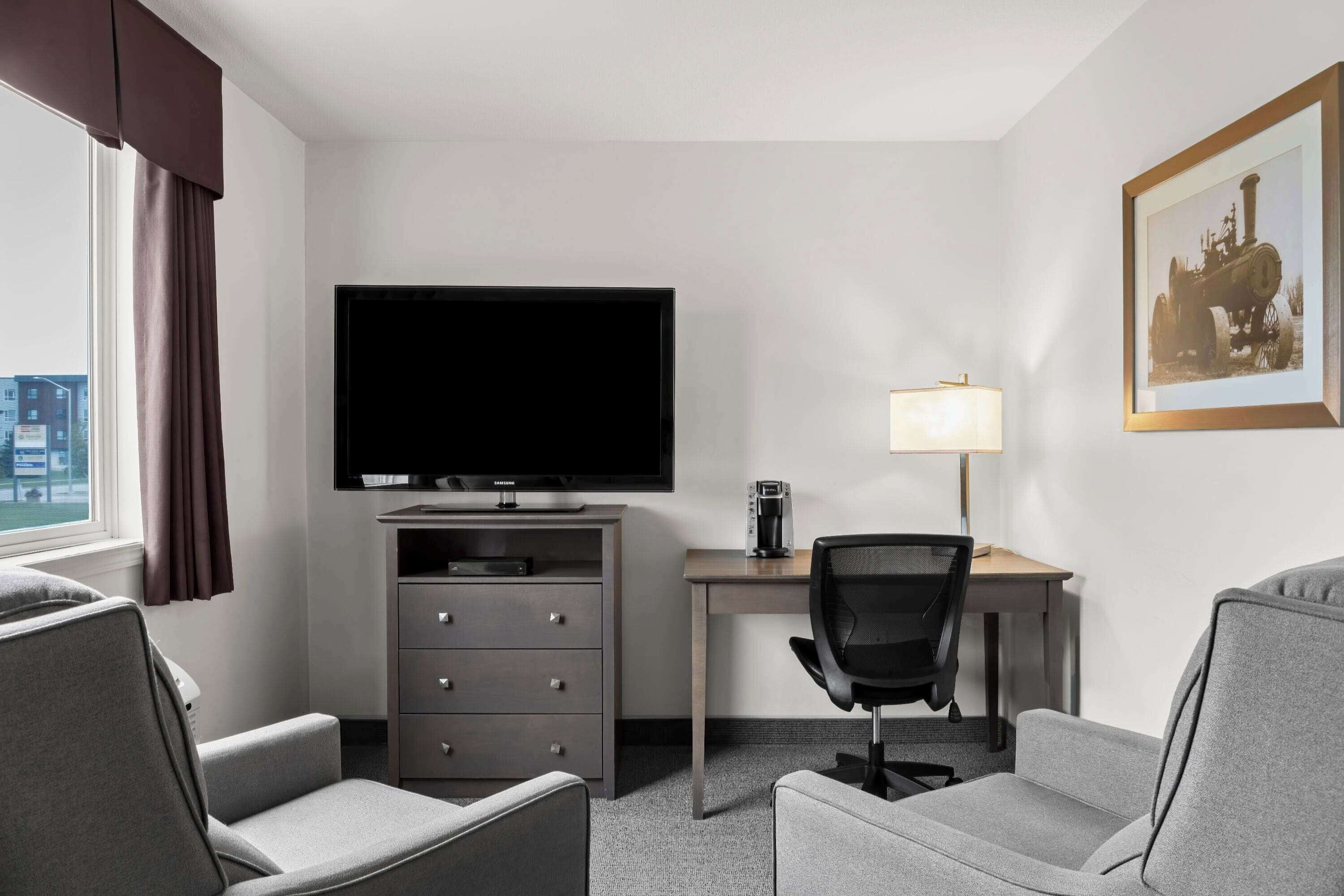 room, 1 king bed, non smoking | pillow-top beds, individually decorated, individually furnished, desk