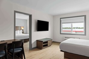 1 King Bed, 1 Queen Bed, 1-Bedroom Suite, Kitchenette, Non-Smoking | Pillowtop beds, individually decorated, individually furnished, desk - Days Inn by Wyndham Steinbach (Steinbach)