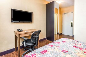 Een bureau, een strijkplank/strijkijzer, gratis babybedden, gratis wifi