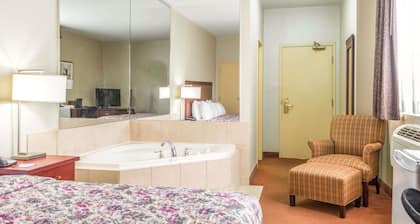 Howard Johnson by Wyndham Toronto Downtown West