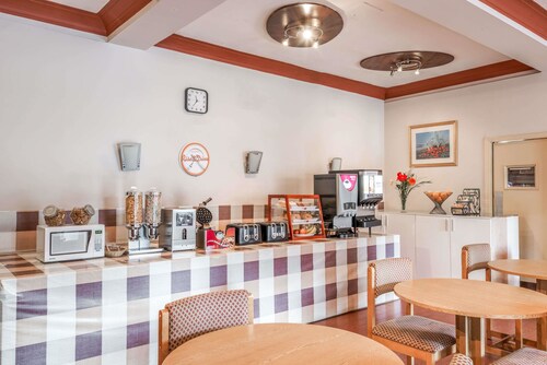 Howard Johnson by Wyndham Toronto Downtown West