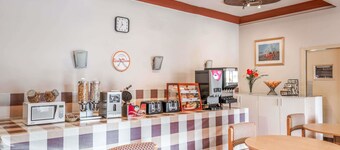 Howard Johnson by Wyndham Toronto Downtown West