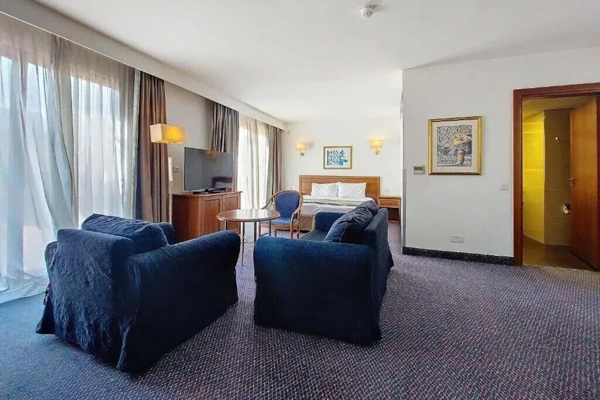 Minibar, Zimmersafe, Schreibtisch, laptopgeeigneter Arbeitsplatz