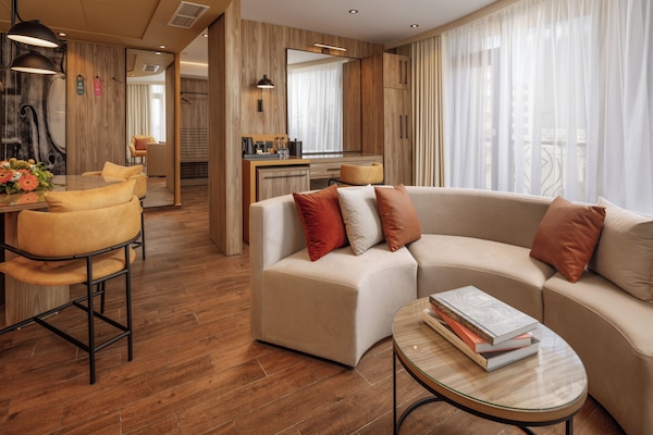 Minibar, caja fuerte, escritorio y espacio para trabajar con un portátil