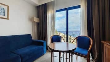 Minibar, caja de seguridad en la habitación y escritorio