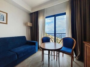 Minibar, safe på rommet, skrivebord og skrivebord for bærbar PC