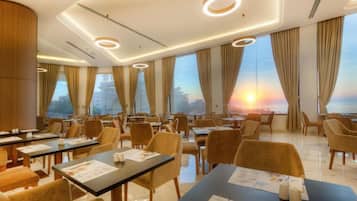 2 restaurants, breakfast served