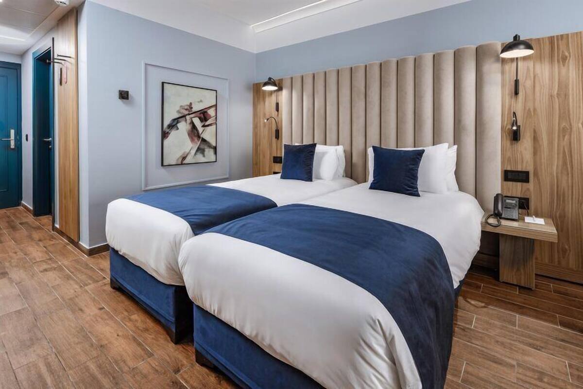 Deluxe Room, 2 Twin Beds | Minibar, in-room safe, desk, laptop workspace
