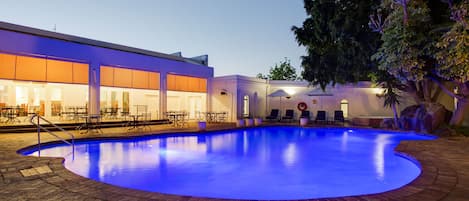 2 piscinas externas, guarda-sóis