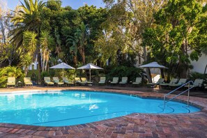 2 outdoor pools, pool umbrellas