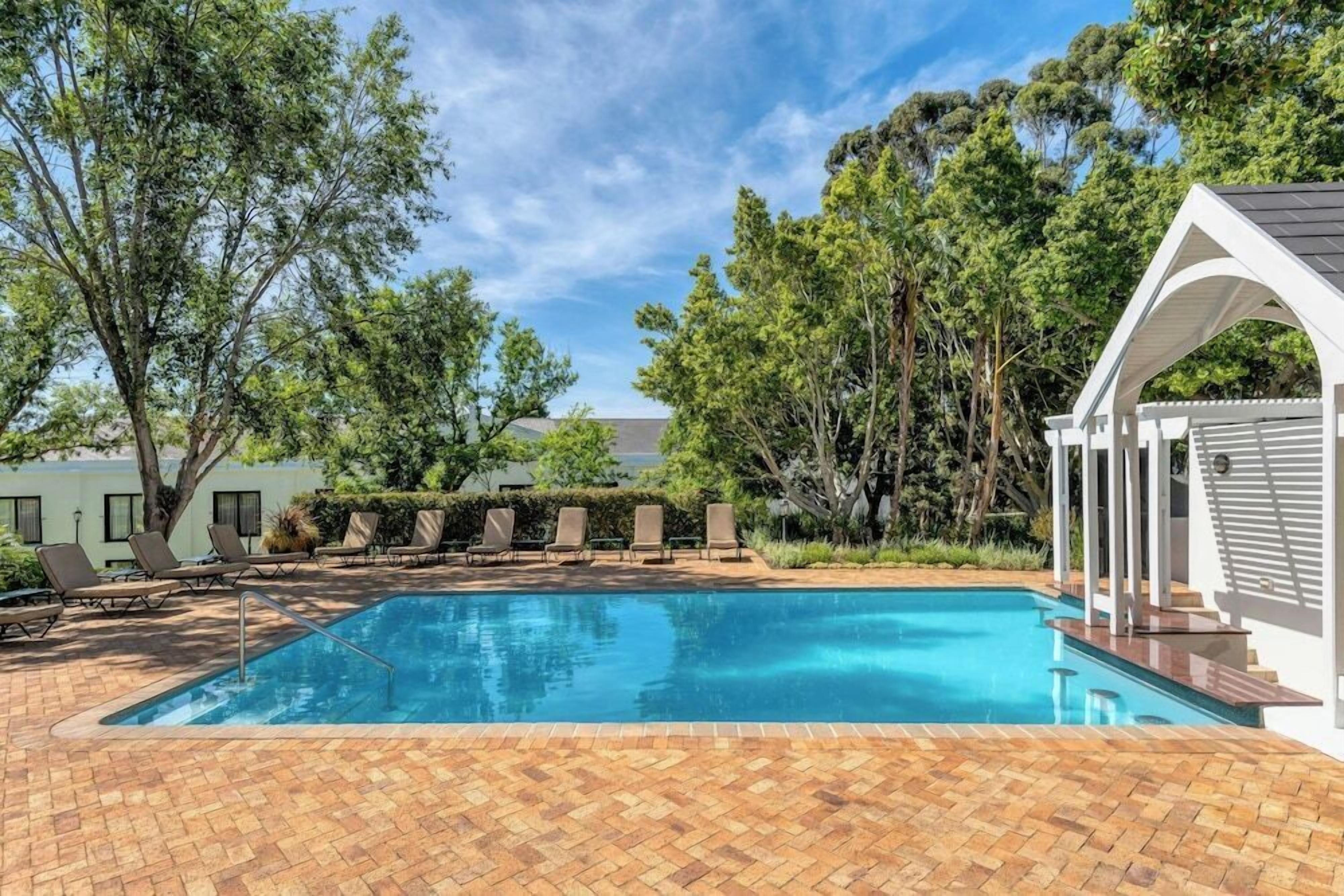 2 つの屋外プール、プール パラソル