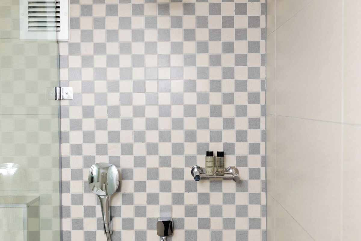 Rainfall showerhead, free toiletries, hair dryer, towels