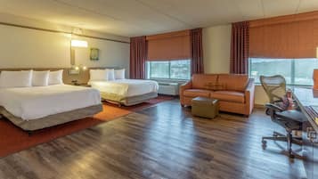 Escritorio, espacio para trabajar con laptop y cortinas blackout