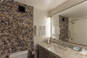 Combined shower/tub, free toiletries, hair dryer, towels - Hilton Garden Inn Owings Mills (Owings Mills)