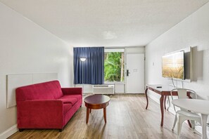 Studio Suite Deluxe, 1 giường cỡ king | Khu phòng khách | TV màn hình phẳng 