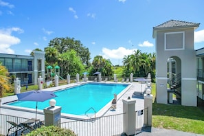 Outdoor pool, sun loungers - Stayable Lakeland (Lakeland)