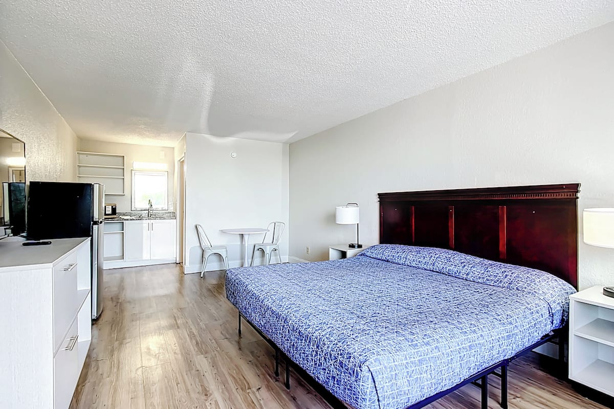 King Studio | 2 bedrooms, free WiFi, bed sheets
