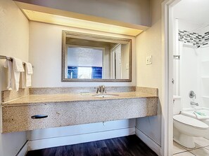 Room, 1 King Bed, Non Smoking | Bathroom