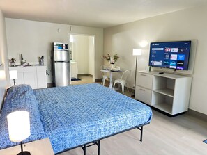 Estúdio luxo, 1 cama King | 2 quartos, Wi-Fi de cortesia, roupa de cama