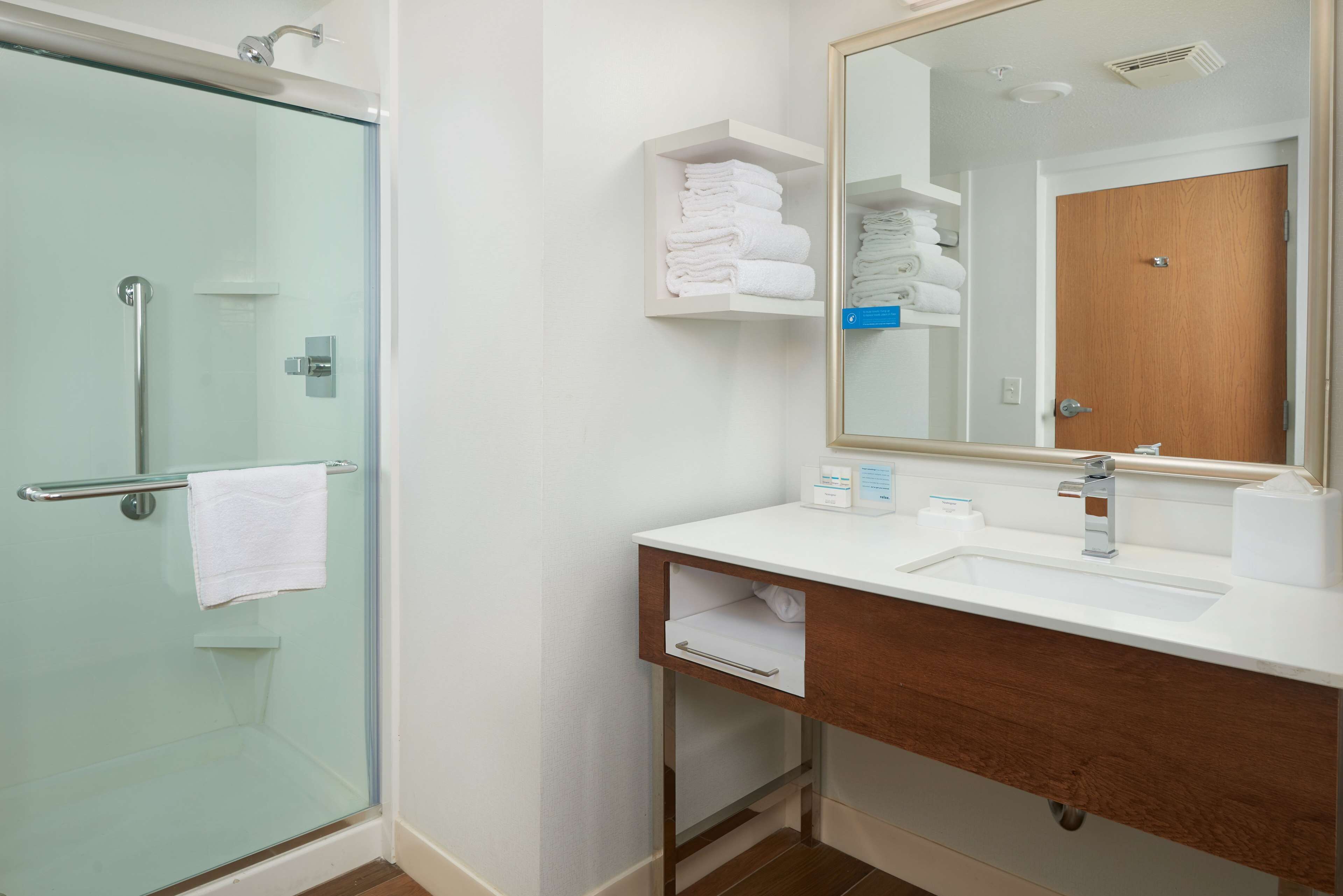 suite, 1 king bed, non smoking | bathroom | free toiletries, hair dryer, towels