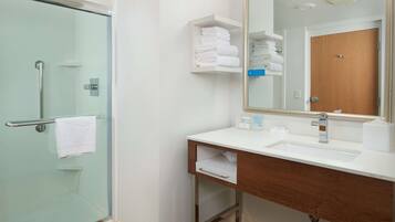 Suite - 1 kingsize-seng - ikke-ryger | Badeværelse | Gratis toiletartikler, hårtørrer, håndklæder