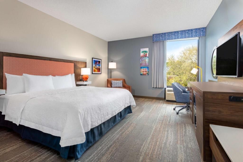 Premium bedding, desk, iron/ironing board, free WiFi