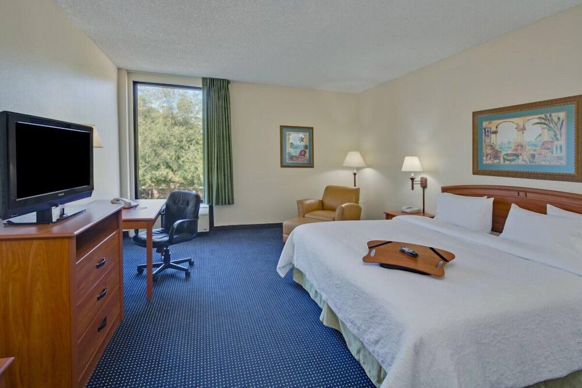 Premium bedding, desk, iron/ironing board, free WiFi