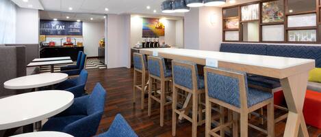 朝食 (ビュッフェ)、毎日提供 (無料)