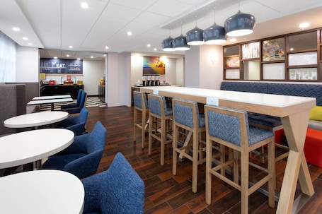 Free daily buffet breakfast . Hampton Inn Ft. Lauderdale-Commercial Blvd.