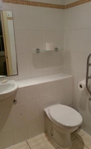 Shower, hair dryer, towels - Berkeley Court Hotel (London)