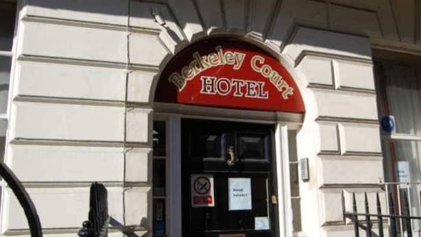 Entrada del Hotel Berkeley Court con un letrero sobre la puerta.