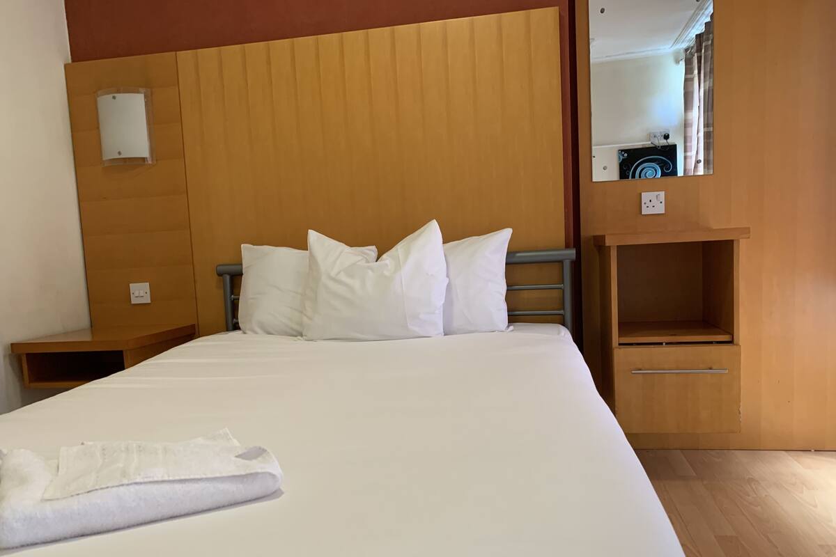 Chambre Double, salle de bains commune | Salle de séjour