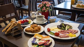 Se sirven desayunos, almuerzos y cenas; cocina internacional
