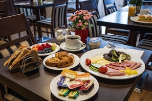 Breakfast, lunch, dinner served; international cuisine