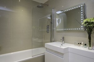 Superior Single Room | Salle de bain | Douche, douche à « effet pluie », articles de toilette écologiques