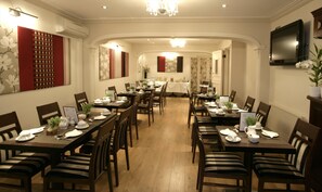 Breakfast, lunch, dinner served; international cuisine  - London Lodge Hotel (London)