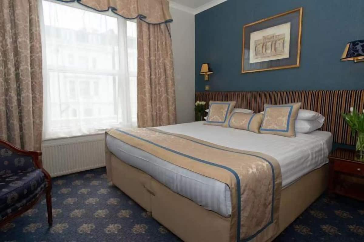 Premium bedding, Select Comfort beds, minibar, desk