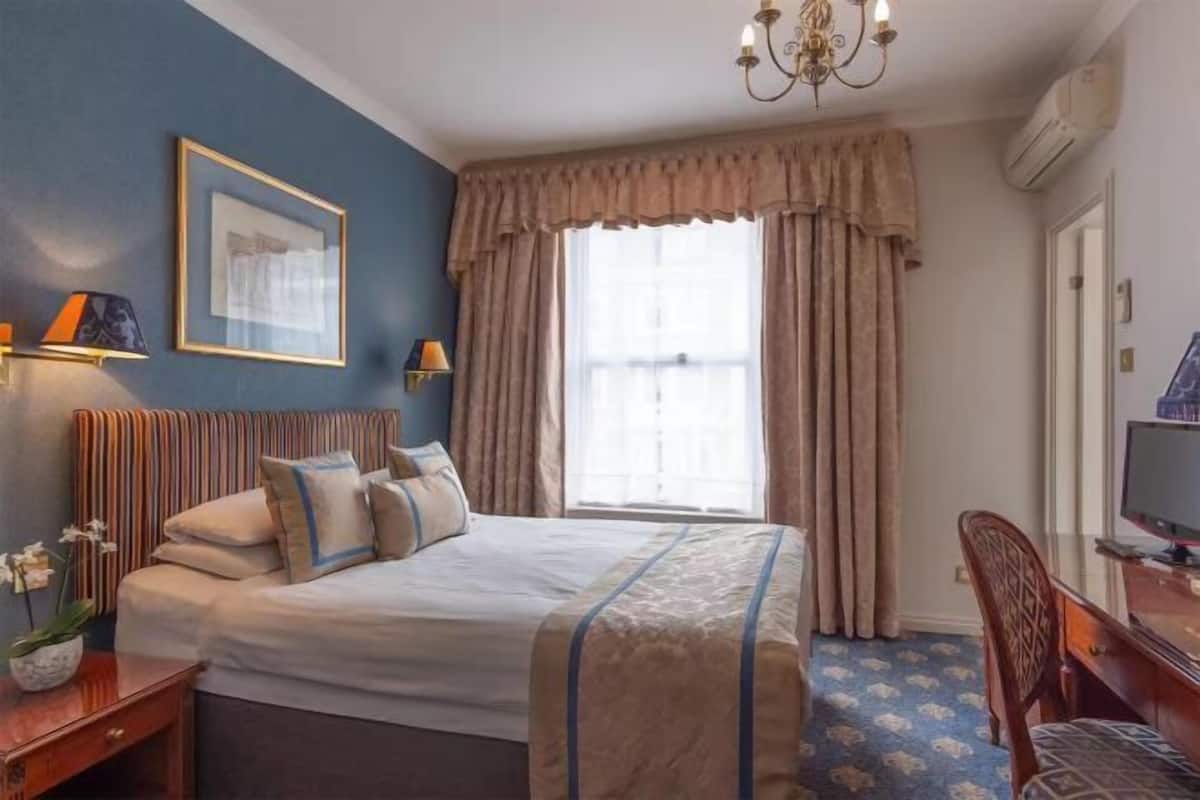 Premium bedding, Select Comfort beds, minibar, desk