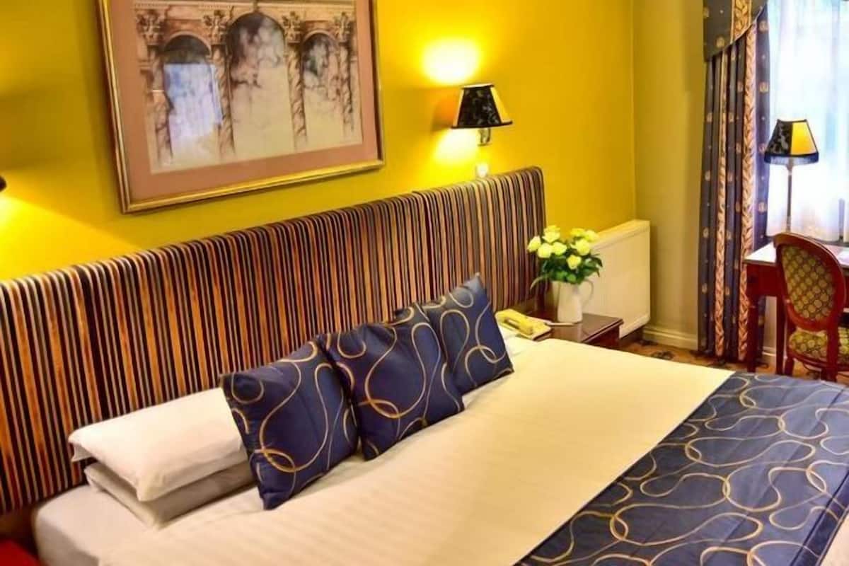 Premium bedding, Select Comfort beds, minibar, desk