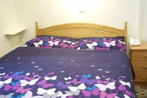 Desk, iron/ironing board, free WiFi, bed sheets - Stanley House (London)
